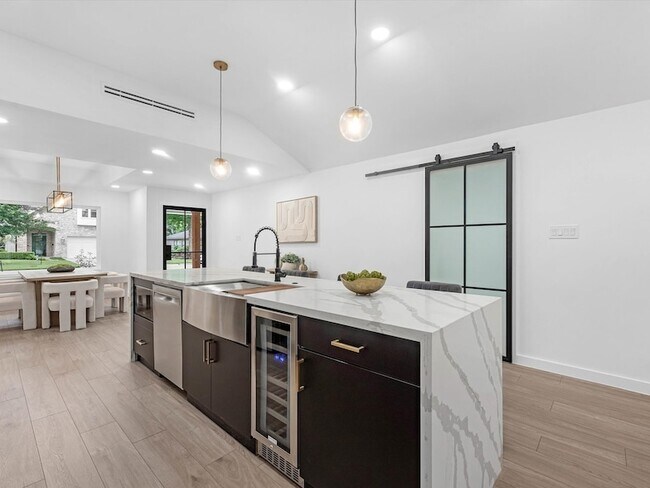 Building Photo - 1826 Woodcrest Dr