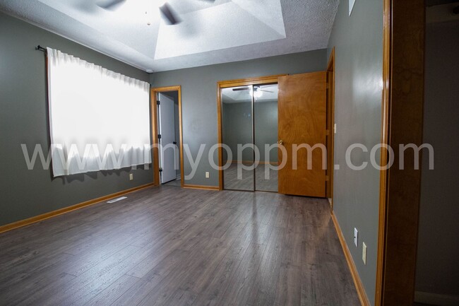 Building Photo - Must See! Well maintained 3 Bedrooms 2.5 B...