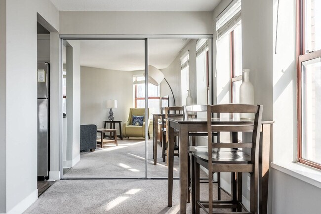 Building Photo - 615 N East St