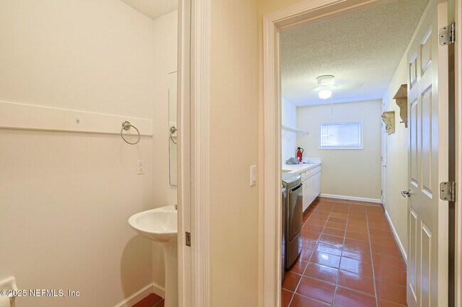 Building Photo - 1561 Stonebriar Rd