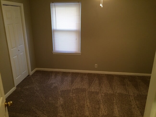 Building Photo - 3320 Lakeside Pl