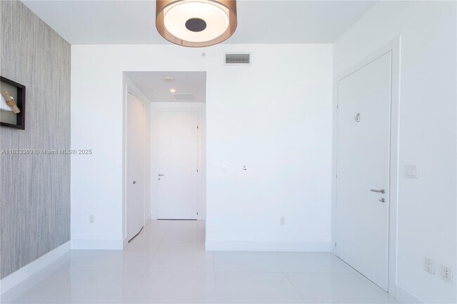 Building Photo - 200 Biscayne Blvd Way