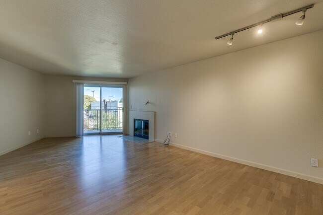 Primary Photo - Beautiful 1 bed, 1 bath in Magnolia. Hardw...