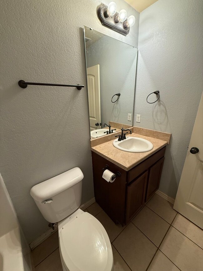 Building Photo - Now Pre-leasing for Mid-April