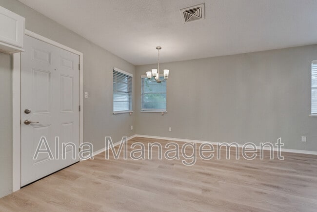 Building Photo - 805 N Douglas Ave