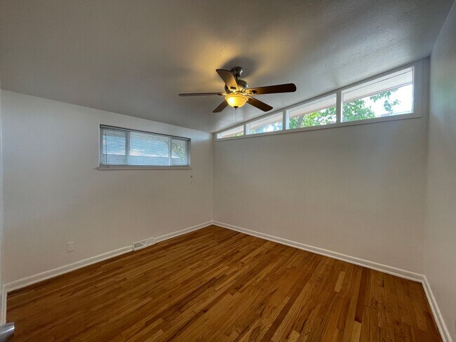 Building Photo - Charming 2 Bed, 1 Bath Duplex in Aurora