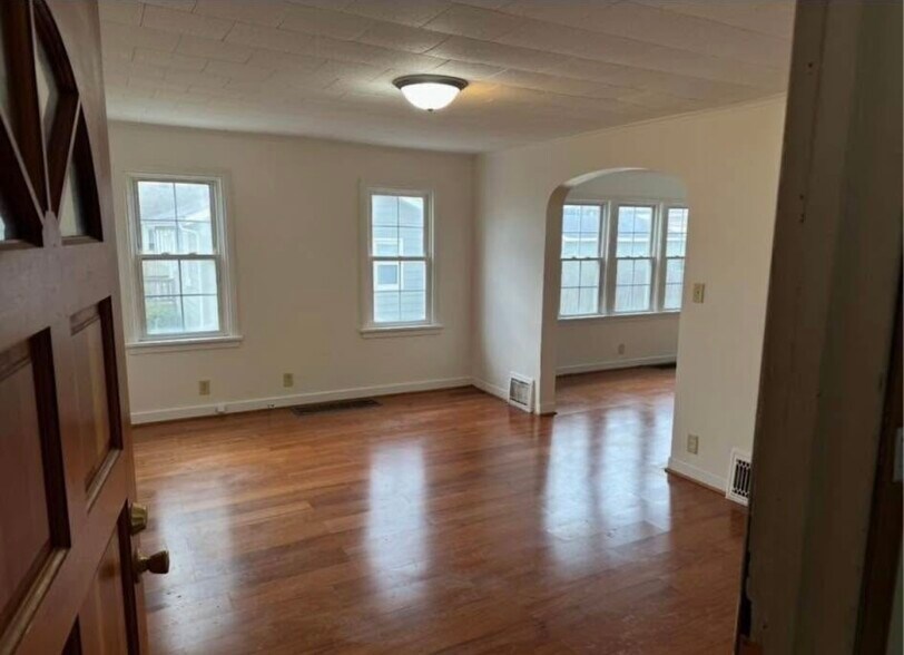 Building Photo - 327 Planett St