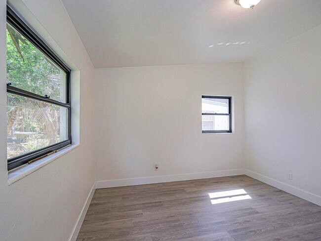 Building Photo - 734 5th Pl SW