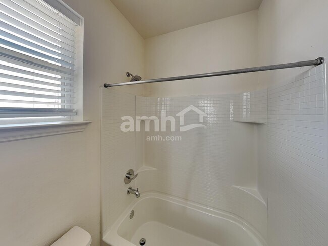 Building Photo - 180 Pebble Creek Run