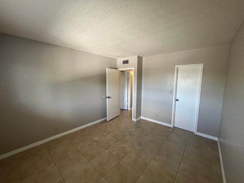 Building Photo - 2020 NE 56th St