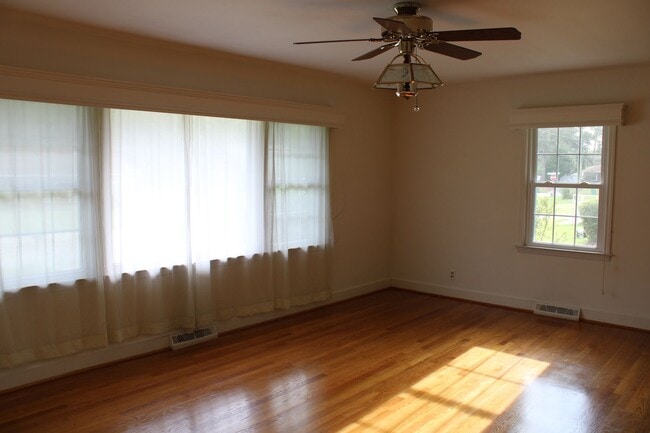 Building Photo - 1705 Hillcrest Dr W