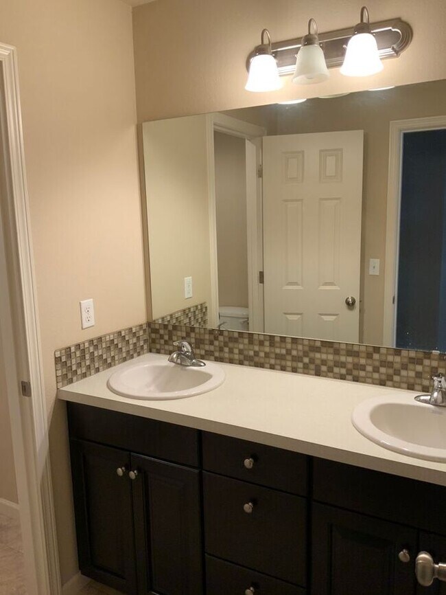 Building Photo - AVAILABLE NOW!! Puyallup 4bdr 2.5bath home...