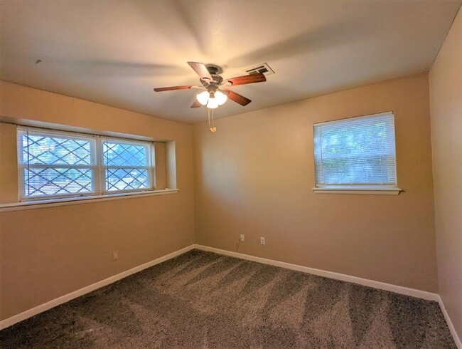 Building Photo - 1813 Hardy Dr