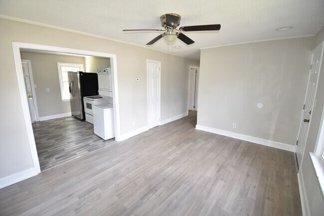 Building Photo - Coming Soon! 3 Bedroom and 1 Bath Home (Pets Considered)