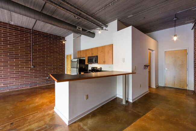 Building Photo - Amazing Industrial Studio at 626 N Graham!