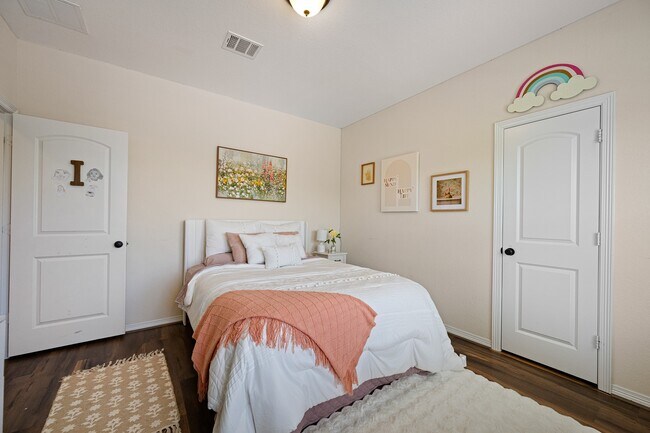 Building Photo - 4627 Miramar Dr