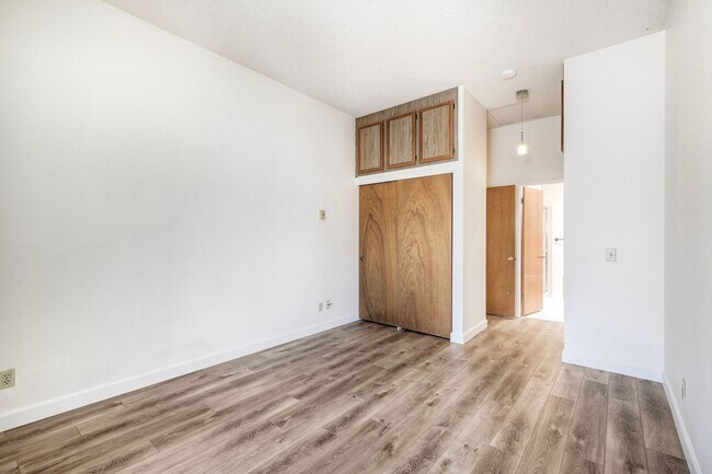 Building Photo - La Jolla Pines- Top Level 2 Bed/2 Ba Available Now!!