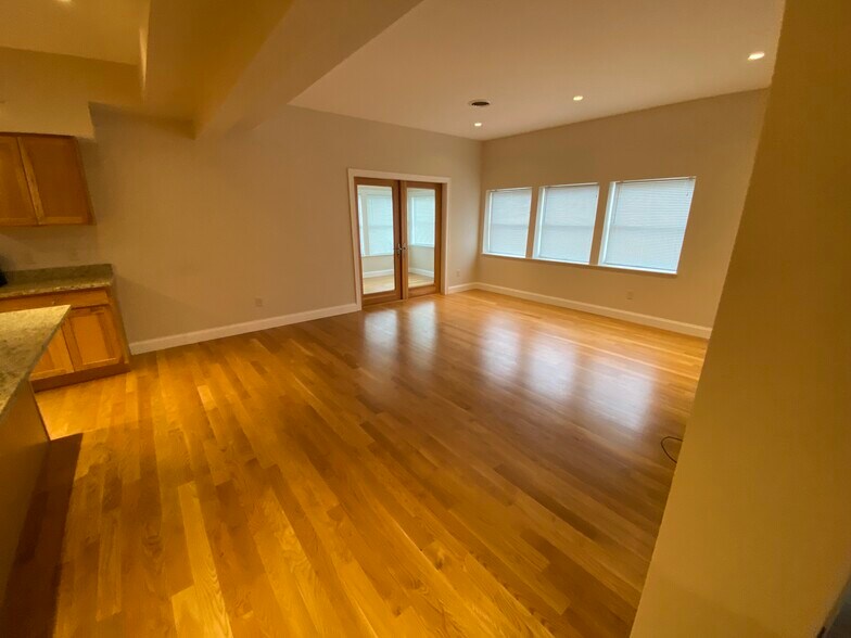 Building Photo - 137 Main St