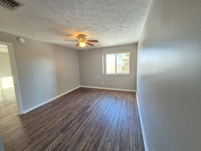 Building Photo - 10 Creekwood Dr