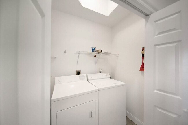 Building Photo - Fully furnished 3-Bedroom in The Plaza of Destin