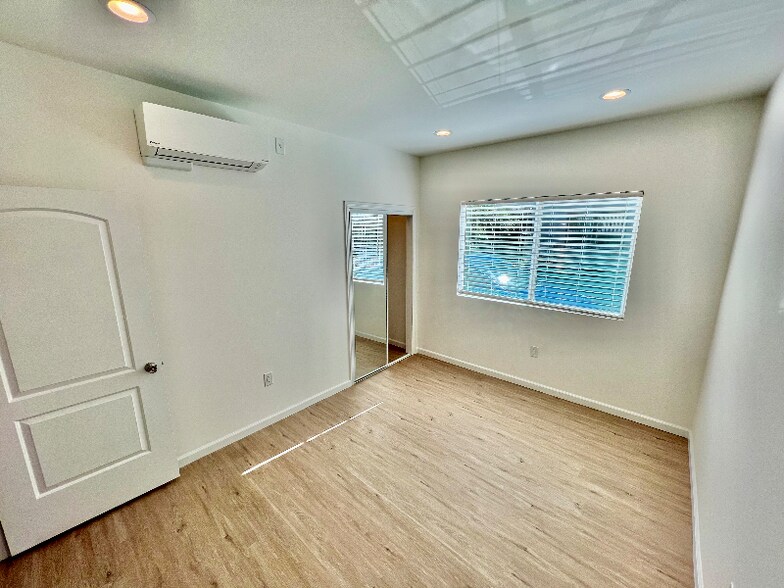 Building Photo - 859 W 43rd Pl