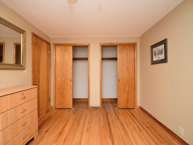 Building Photo - 705 E 9th St