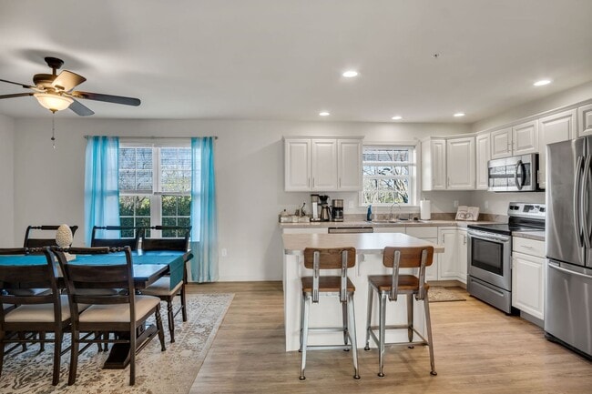 Building Photo - Luxury 4/BR, 2.5 bath townhouse