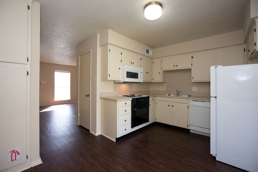 Building Photo - 114 E Amherst Dr