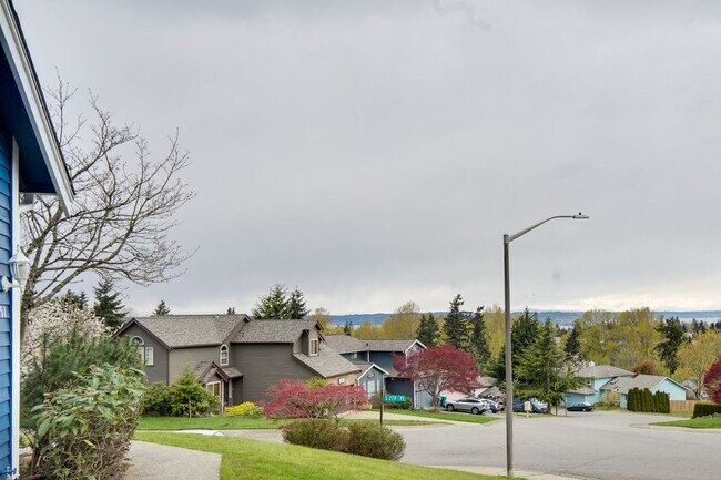 Building Photo - Federal Way Remodeled 2 Story