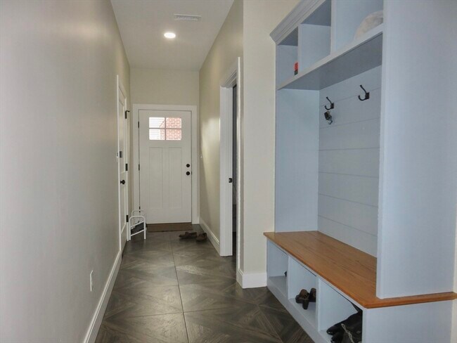 Building Photo - 32 Gale St