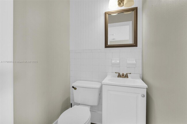 Building Photo - 588 Holly Dr
