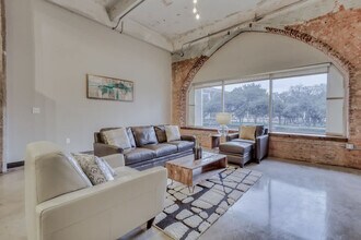 Building Photo - 500 S Ervay St