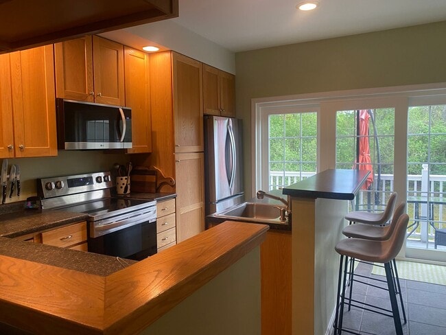Building Photo - Beautiful Townhouse in White River Junction  (CURRENTLY UNDER CONTRACT)
