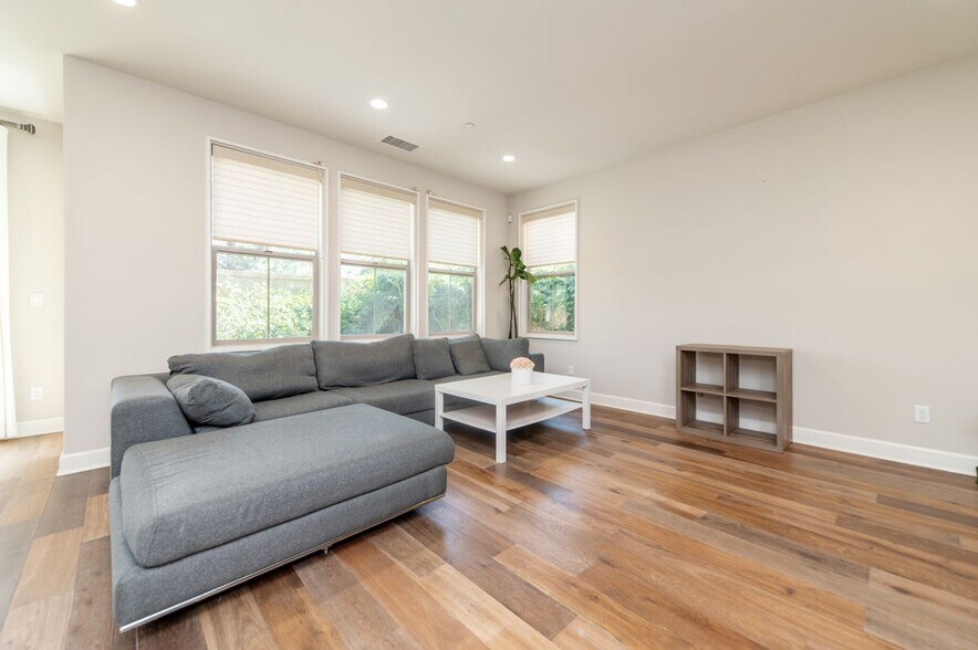 Building Photo - 135 Okra