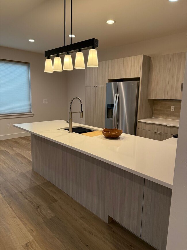 Building Photo - Beautiful 3 Bedroom 2.5 Bath in Autumn Grove
