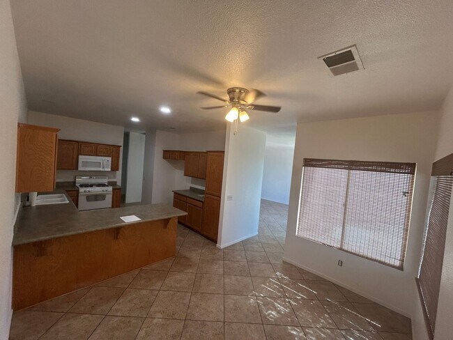 Building Photo - Great location on this split floorplan 3 b...