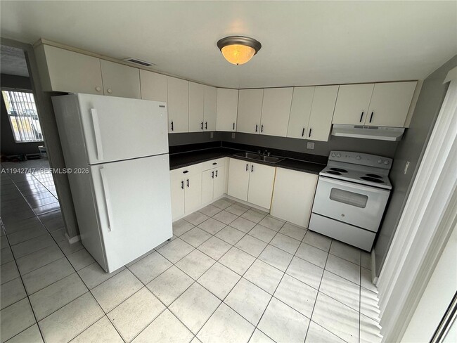 Building Photo - 420 NE 18th Ave