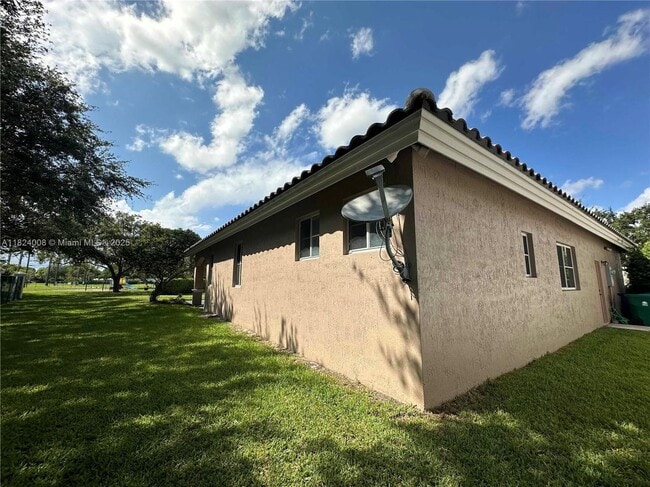 Building Photo - 2841 Poinciana Cir