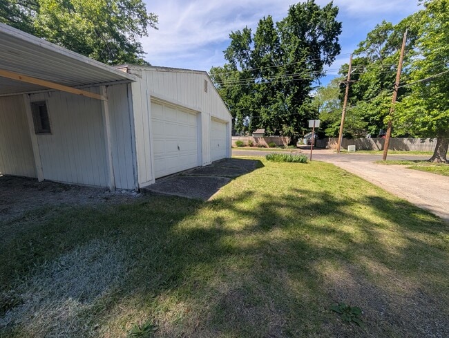 Building Photo - 300 SW Broadmoor Ave