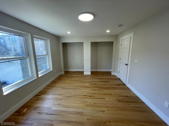 Building Photo - 119-121 Lewis St