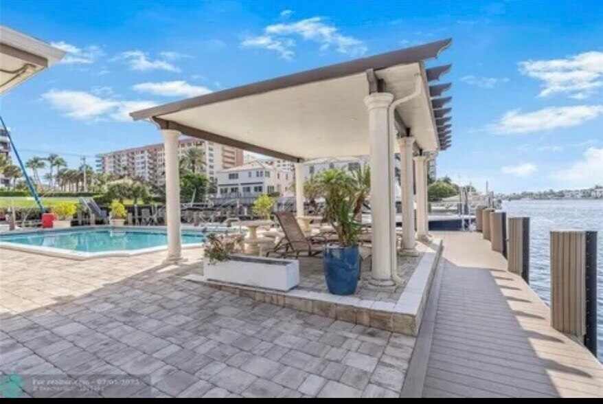 Building Photo - 1160 Hillsboro Mile