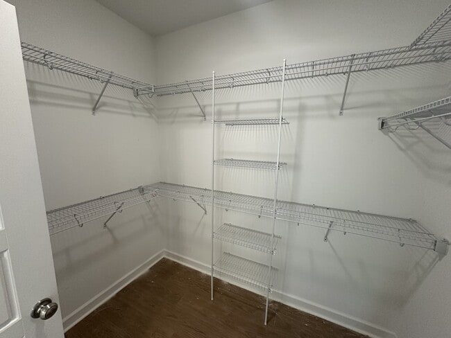 Building Photo - 411 Creeks Edge Dr