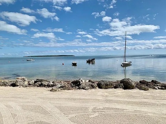 Building Photo - 618 N Silver Cir