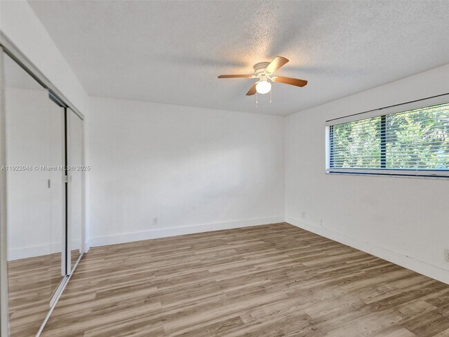 Building Photo - 114 SE 8th St