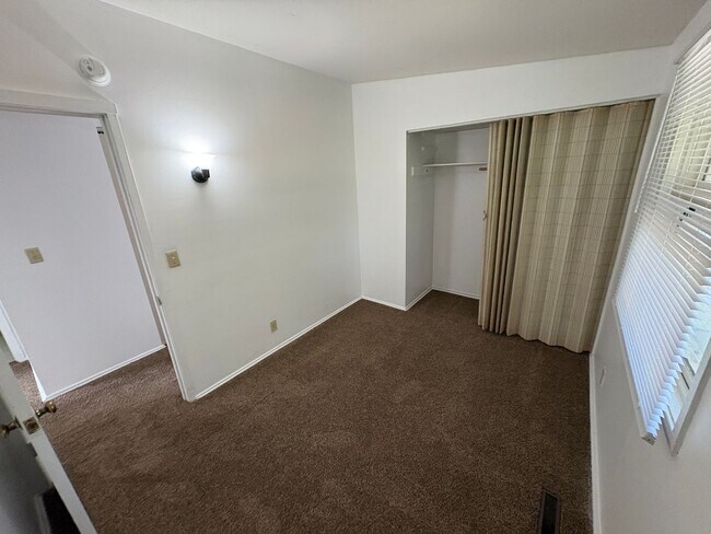 Building Photo - Spacious 3-Bedroom 1-Bath First-Floor Unit...