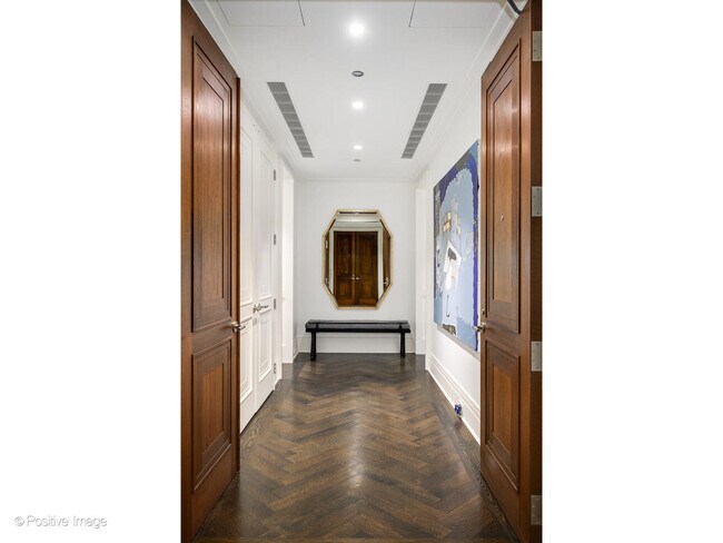 Building Photo - 159 E Walton Pl