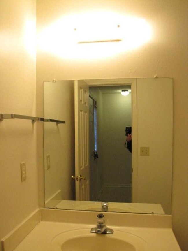 Building Photo - Two story townhome in Northeast Pensacola!