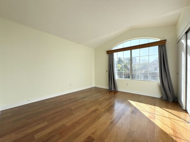 Building Photo - Spacious Home in Santa Fe Hills