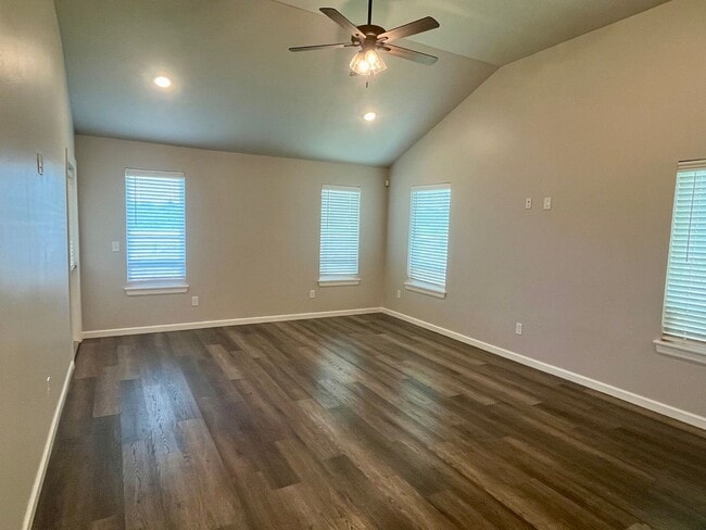 Building Photo - Beautiful 2 Bed 2 Bath! $500 Off First Ful...