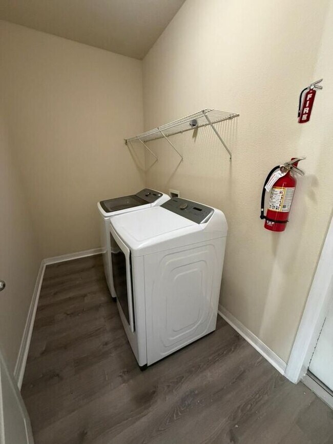 Building Photo - Updated 3 bed 2.5 bath Townhome